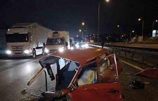 TEM Otoyolunda feci kaza: Araç ikiye bölündü