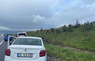 TEM Otoyolu’nda otomobil bariyerlere çarptı: 3...