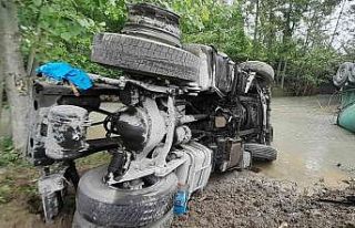 TEM’de bariyerlere çarpan tır dorseden ayrılıp...