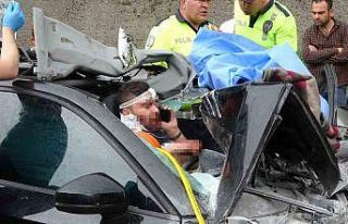 TEM’de feci kaza: Otomobil paramparça oldu, sıkışan...