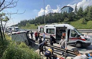TEM’de lastiği patlayan araç takla attı: 2 yaralı