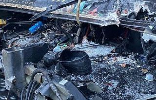 TEM’de yolcu dolu otobüs tıra arkadan çarptı:...