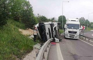 TEM’in bağlantı yolunda tır devrildi: 1 yaralı