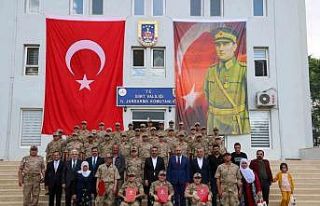 Temsili askerlik yapan engelliler, yemin ederek terhis...