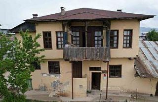 Tescilli asırlık konak da depremde zarar gördü