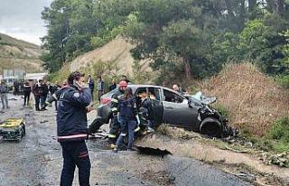 Tır çarptığı otomobili metrelerce sürükledi:...