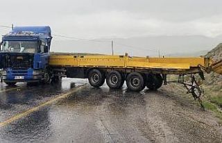 Tır ile servis minibüsü çarpışmış 5 kişi...