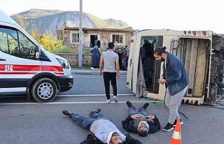 Tır, işçi servisine çarptı, can pazarı yaşandı:...