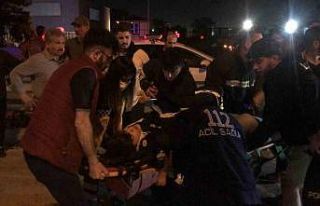 Tıra çarpan otomobilde sıkışan 4 yaralıyı itfaiye...