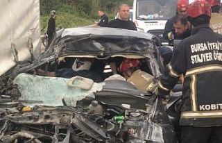 Tıra ok gibi saplanan otomobil sürücüsü hayatını...