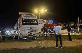 Tırın altında kalan motosiklet sürücüsü hayatını...