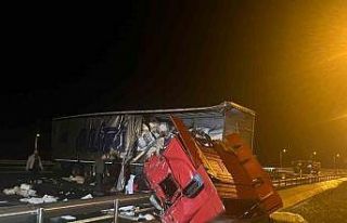 Tırın çarptığı otobüs alev aldı: 5 yaralı