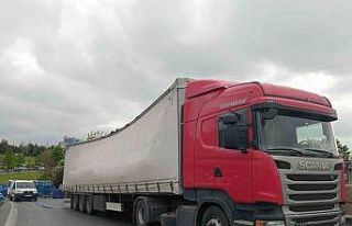 Tır’ın dorse kapağı açıldı onlarca su damacanadaki...