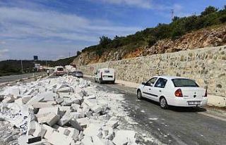 Tırın dorsesindeki gaz betonlar yola savruldu, facia...