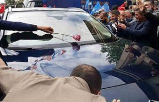 Togg’u karşısında gördü eğilip kaputunu öptü