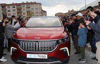 Togg’un Anadolu Ateşi kırmızı renkli SUV modeli...