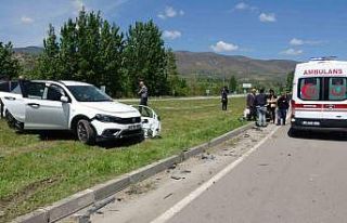 Tokat’ta servis aracı ve otomobil çarpıştı:...