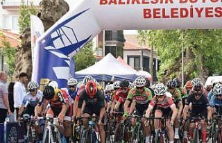 Torku Şeker Sporlu kız bisiklet takımı şampiyon...