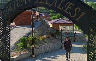 Tortum Şelalesi’nin manzarası eşliğinde Karacoğlan...