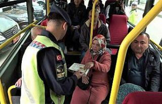 Trafik Haftası’nda sürücülere lokum dağıttılar