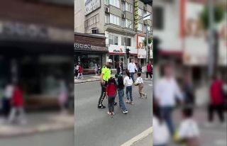 Trafik polisi trafiği kesti, çocukları karşıdan...