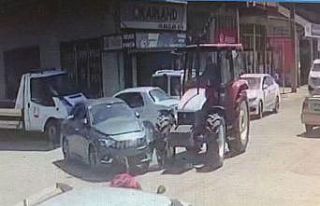 Traktörle otomobilin çarpıştığı yaralamalı...