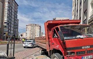 Tramvayla çarpışan kamyonet istinat duvarını...