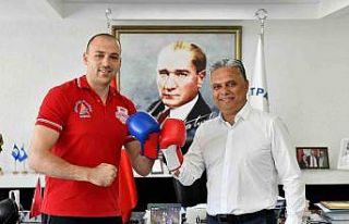 Tüm maçlarını nakavtla kazanarak, kupanın sahibi...