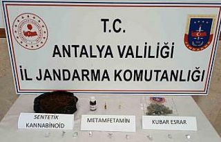 Turizm bölgesinde uyuşturucu satan şüpheli jandarmadan...
