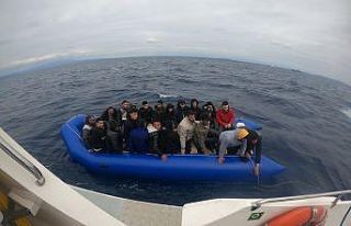 Türk kara sularına geri itilen 24 düzensiz göçmen...