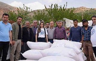 Tut ve Gölbaşı’nda besi yemi dağıtıldı