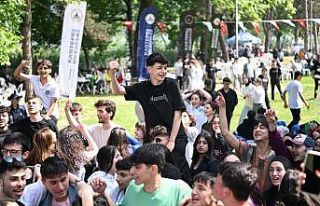 Üniversite sınavlarına girecek öğrencilere jest