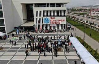 Üniversite tanıtım ve tercih fuarında öğrencilere...