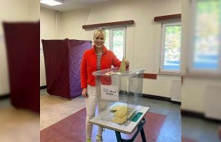 Ünlü isimler sandık başında fotoğraflarını...