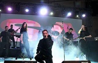 Ünlü şarkıcı Sinan Akçıl Kula’da konser verdi