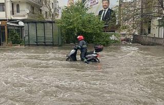 Uşak’ta sağanak yağış hayatı olumsuz etkiledi
