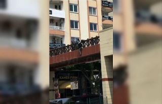 Üst geçitten atlamaya kalkan genç, polislere zor...