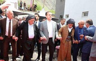 Vali Akbıyık, aşiret liderleriyle halay çekti
