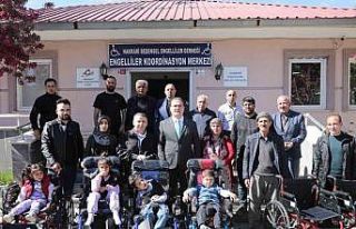 Vali Akbıyık engellilere sandalye dağıttı