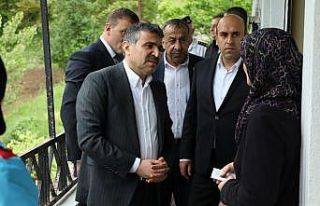 Vali Atay, aileleri evinde ziyaret ediyor