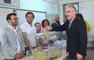 Vali Erol Ayyıldız sandık başına gitti