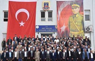 Vali Hacıbektaşoğlu, güvenlik korucularıyla bir...