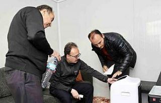 Vali Kızılkaya, depremzede vatandaşlara hava soğutucu...