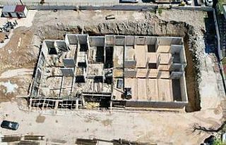 Vali Kızılkaya devam eden okul çalışmalarını...