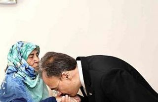 Vali Kızılkaya hayatını kaybeden gazinin ailesini...