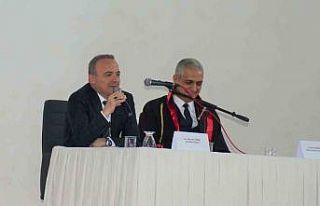 Vali Öner, mesleki tecrübelerini öğrencilerle...