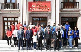 Vali Tavlı, şampiyon sporcu ve gönüllü gençlerle...