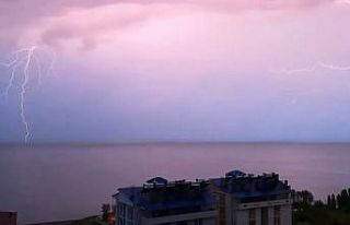 Van Gölü üzerinde çakan şimşekler görsel şölen...