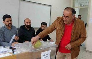 Van’da oy verme işlemi başladı