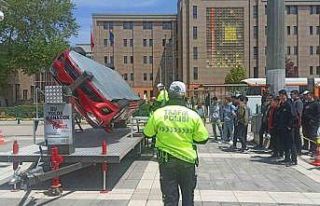 Vatandaşlar takla similasyonu ile emniyet kemerinin...